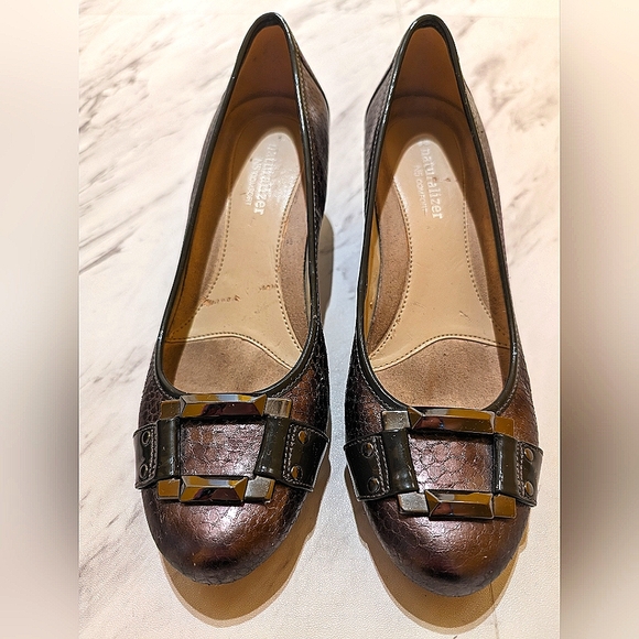 Women's shoe - Picture 1 of 3